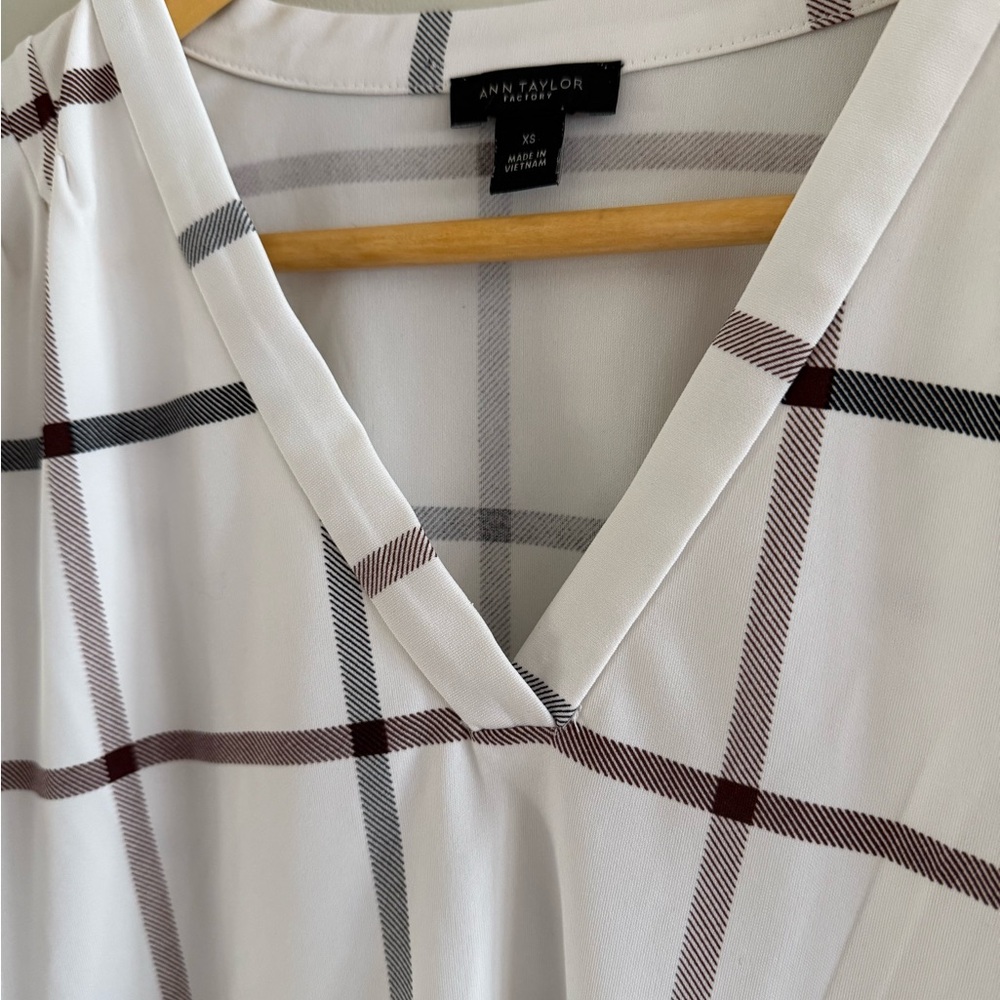 Ann Taylor White Windowpane V-Neck Blouse - Picture 2 of 2